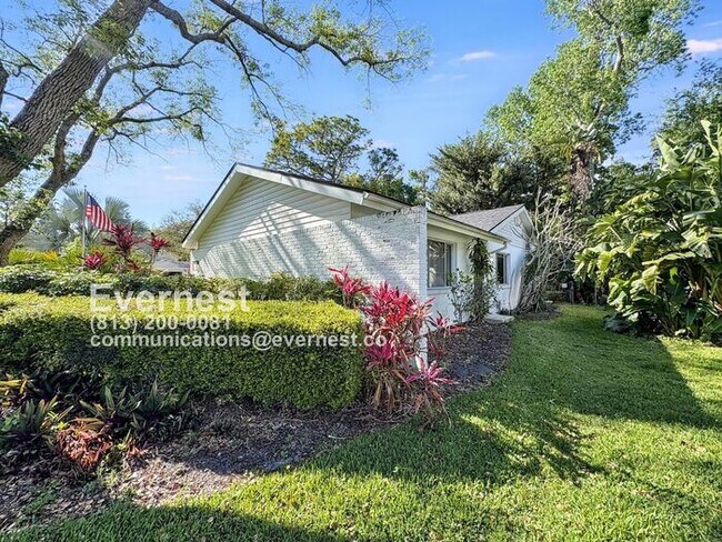 Foto del edificio - 3-Bedroom/2-Bath Home with Fenced Yard & Private Pool/ Available Soon!