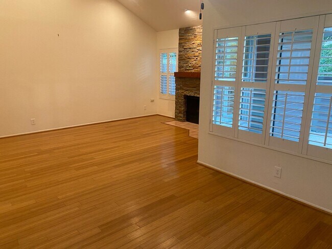 Foto del edificio - Wonderfully located 3bed, 3 bath in the heart of Westlake VIllage