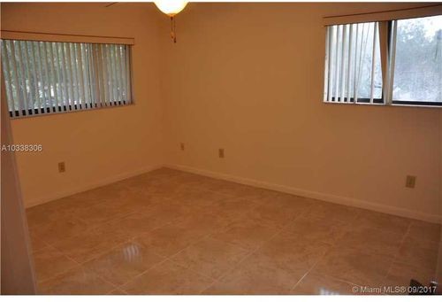 Foto del edificio - 9767 W McNab Rd
