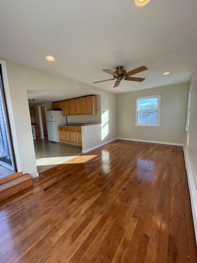 Primary Photo - 870 Surrey Dr