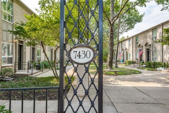Foto del edificio - 7430 W Northwest Hwy