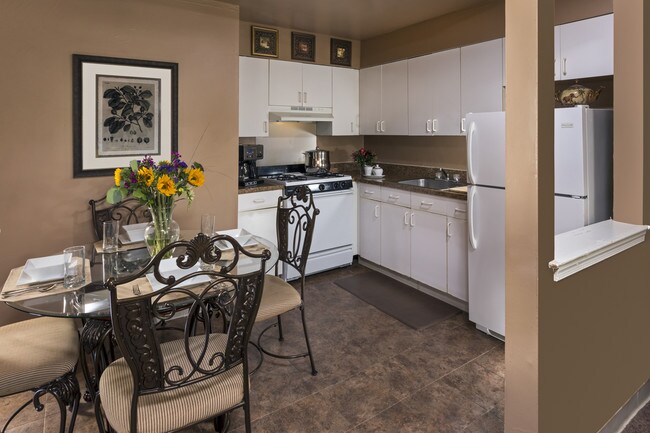 Foto del edificio - Lawnside/Evesham Court Apartments