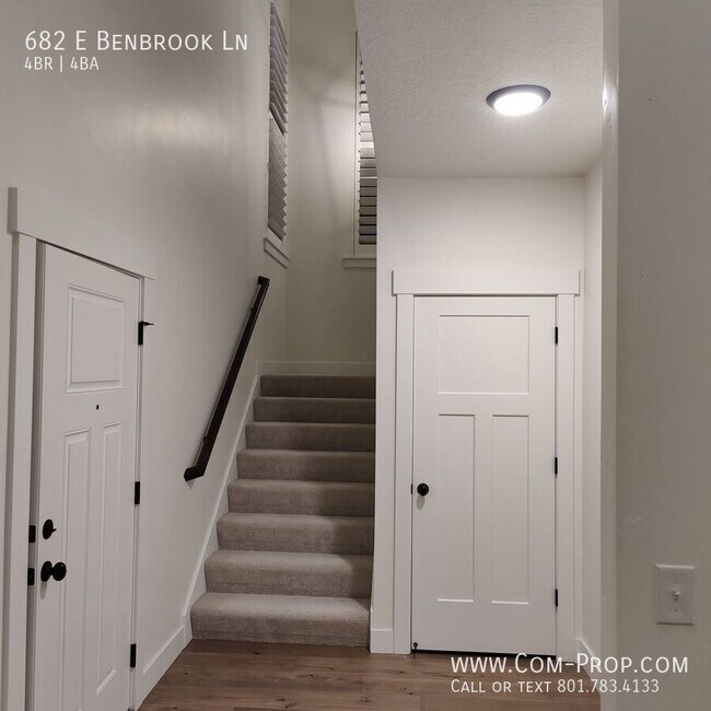 Building Photo - 682 E Benbrook Ln