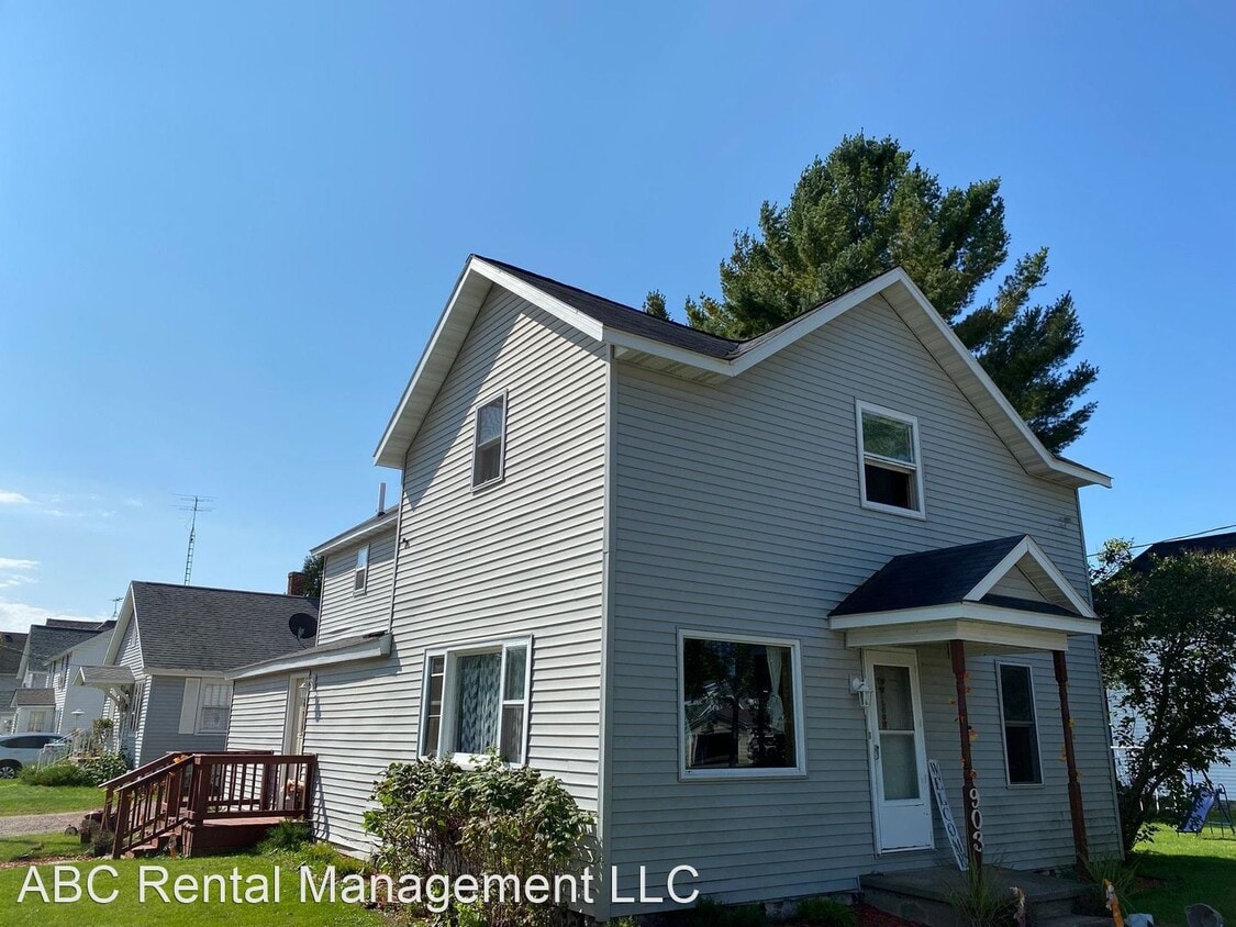 4 br, 2 bath House 903 8th Ave House for Rent in Antigo, WI