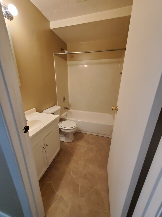 Building Photo - 503 Hickory Ln
