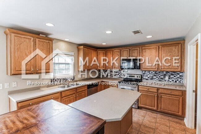 Building Photo - 5022 St Ives Dr