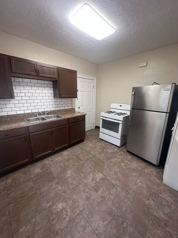 Building Photo - 4915 E 109th St