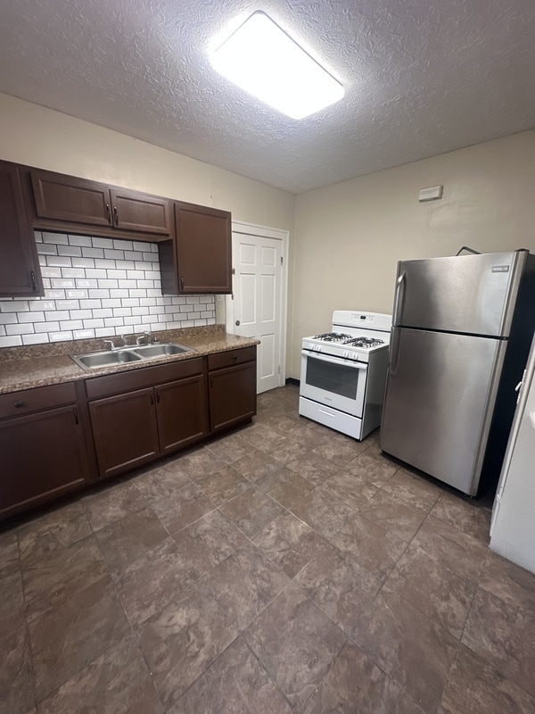 Foto del edificio - 4915 E 109th St