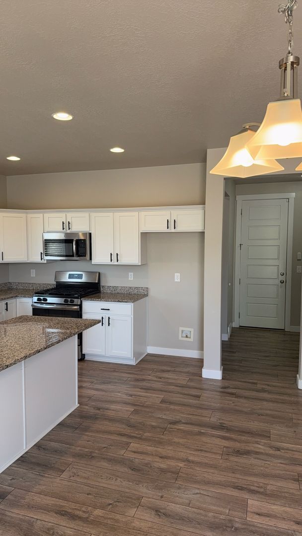 Building Photo - 5 Bedroom/3 Bathroom Harrisville!