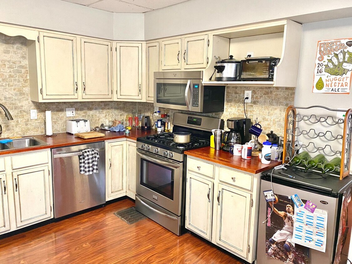 Primary Photo - Three Bedroom House with Central Air and W...