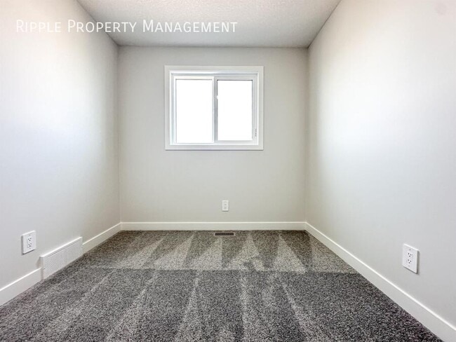 Building Photo - Modern 3 Beds, 2.5 Baths Main Floor/ Upper...