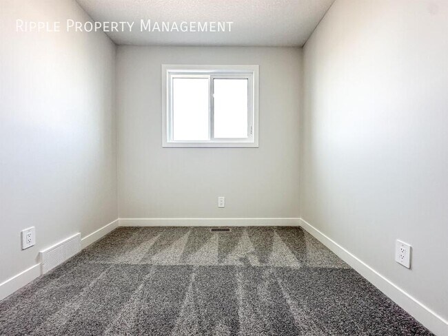Photo du bâtiment - Modern 3 Beds, 2.5 Baths Main Floor/ Upper...