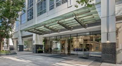 Building Photo - 2 W Delaware Pl