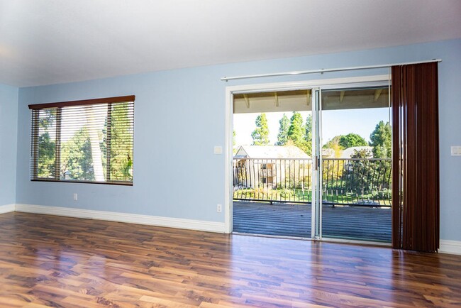 Building Photo - Great Two Bedroom Corner Unit in Villa Tos...