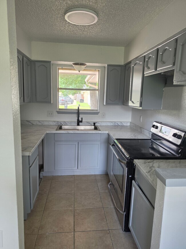 Foto del edificio - 11002 Clear Fork Dr