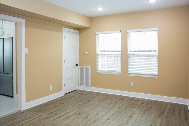 Building Photo - 2301 Albans Rd