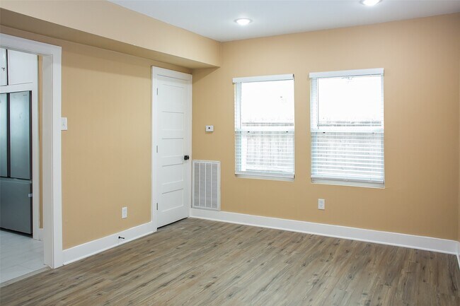 Foto del edificio - 2301 Albans Rd