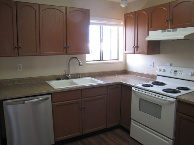 Building Photo - Cute 2-Bedroom Townhouse