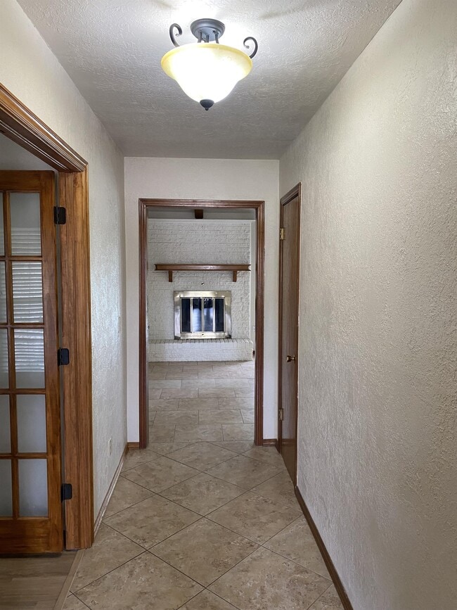 Building Photo - 1517 Essex Ct