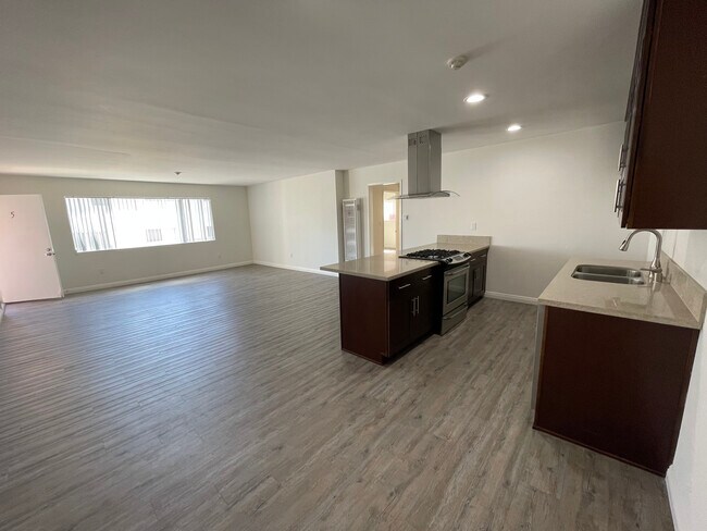 Building Photo - 2320 Vanderbilt Ln