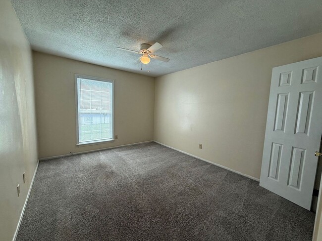 Building Photo - 2 bedroom 1 bathroom