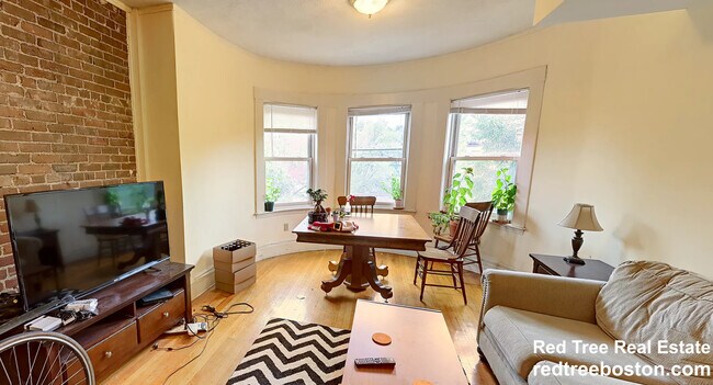 Foto del edificio - 1402 Beacon St