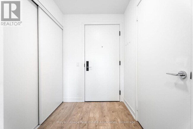 Building Photo - 270-270 Dufferin St