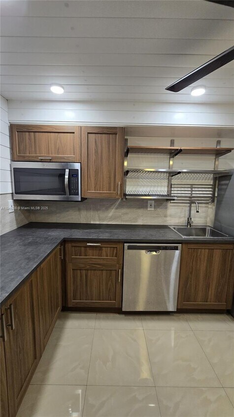 Primary Photo - 1000 Parkview Dr