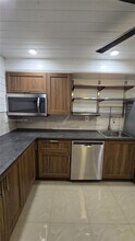 Building Photo - 1000 Parkview Dr