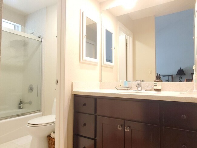 Foto del edificio - Cute Home in Great Location, A/C, W/D, Wood Floors, Remodeled Bathrooms, 2C Garage, Beautiful Yards!