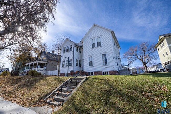 Building Photo - 611 S 2nd Ave