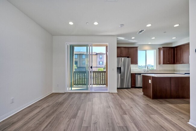 Building Photo - Available Now! 3 Story Townhome - New Construction!!