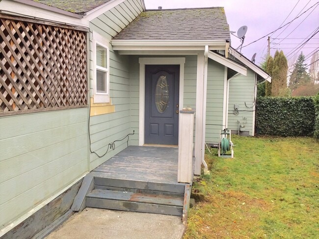 Building Photo - 3835 NE 125th St