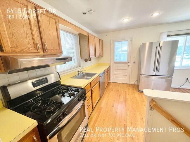 Foto del edificio - 4 bedroom brick colonial on a massive corn...