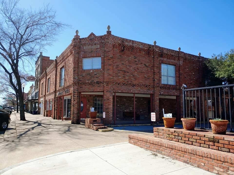 Primary Photo - 113 NW Main St