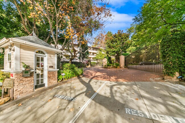 Building Photo - 3204 Cahuenga Blvd