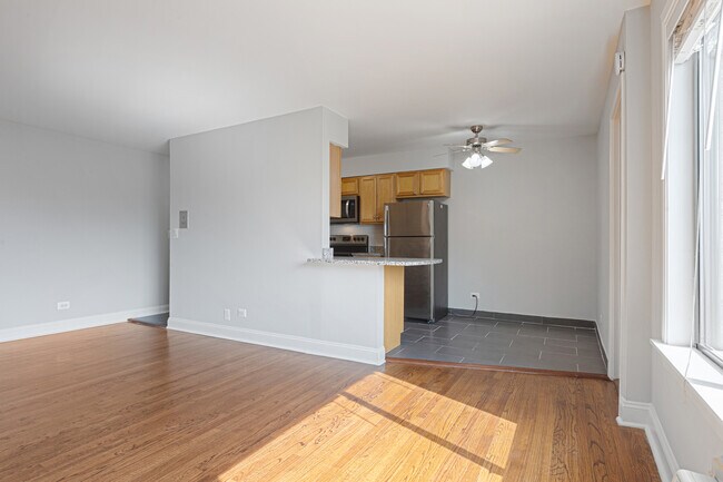 Foto del edificio - 7545 N Winchester Ave