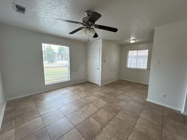 Foto del edificio - 2106 N W S Young Dr