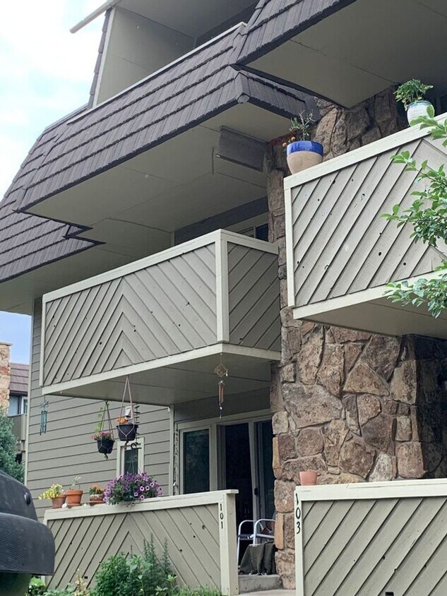 Foto principal - 2 Bedroom Condo for Rent at Remington Post.