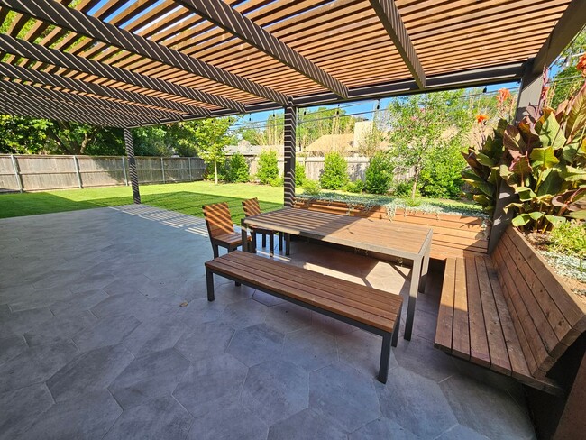 Building Photo - Central Austin 3/2 with a Lovely Fenced Ba...