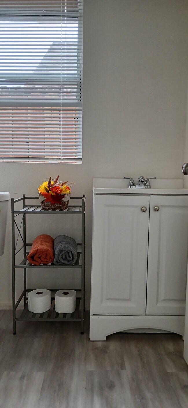 Baño, - 1184 Wesley Ave