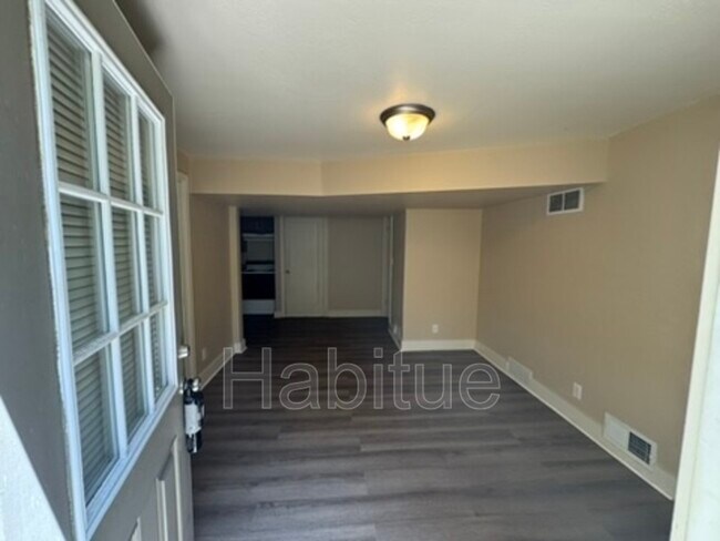 Building Photo - 1302 W Hays St