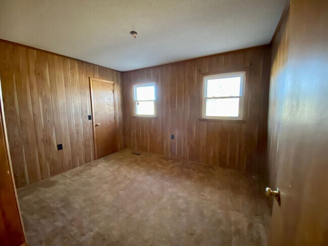 Building Photo - Brick Ranch Home
