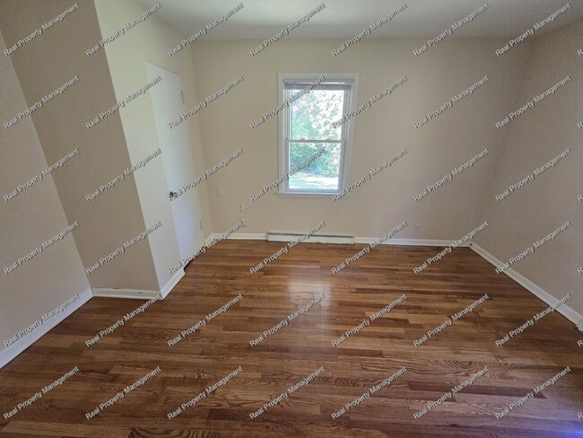 Building Photo - Three Bed Hobart Ranch