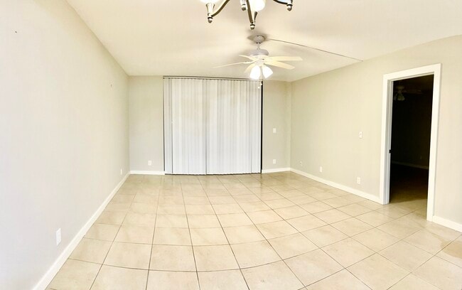 Living room - 5220 Las Verdes Cir