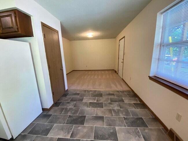 Building Photo - 4480 W Southview Dr