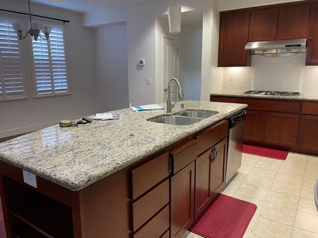 Building Photo - Newer Single Family Home in Excellent Sout...