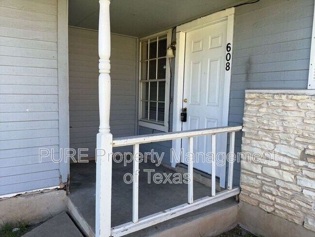 Foto del edificio - 608 Greenlawn Blvd