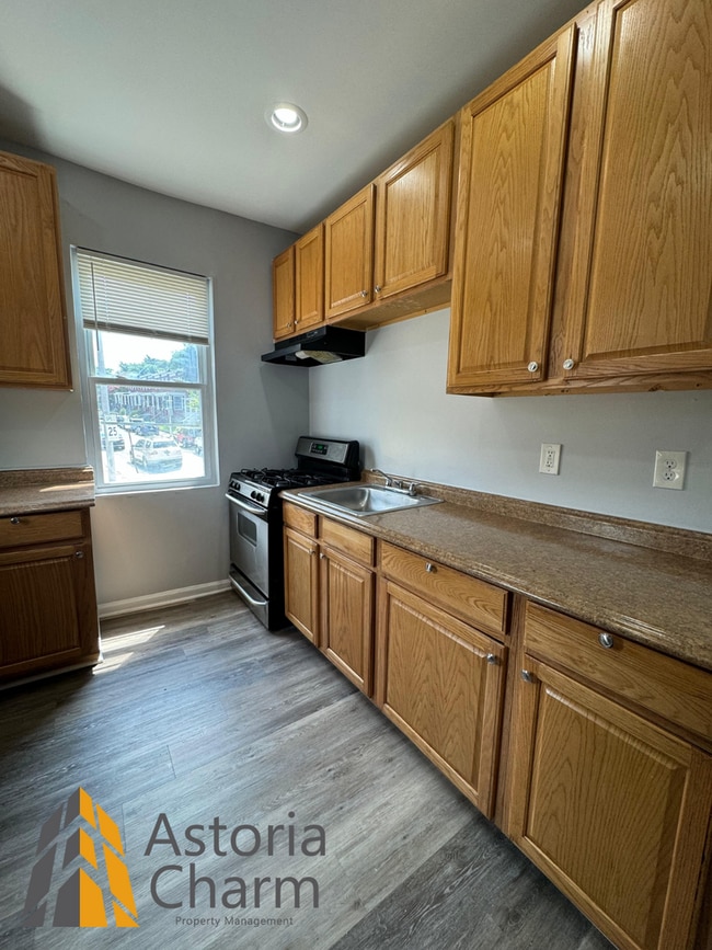 Building Photo - End Unit 3 Bedroom Home with Deck and Yard