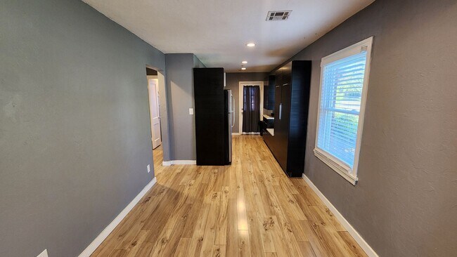 Foto del edificio - Beautiful 2 bedroom house with granite and central heat and air